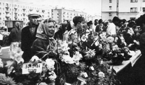 Первая выставка цветов в городе.