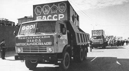 Первый КамАЗ на первомайском параде в Уфе, 1977 г.